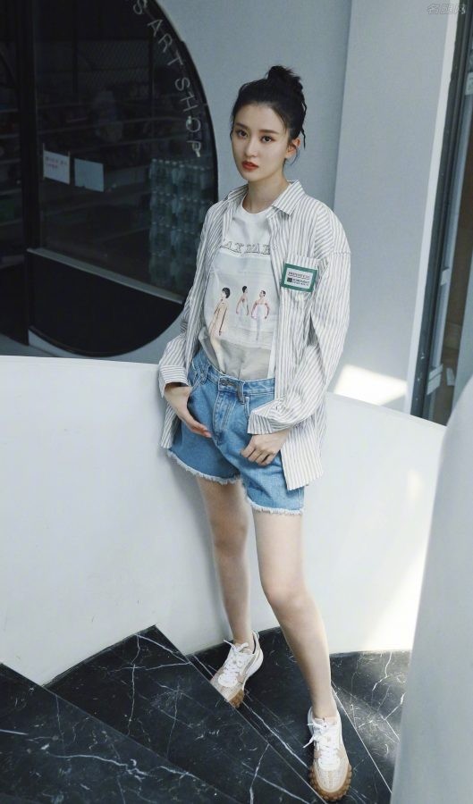 乔欣穿牛仔热裤插兜秀美腿气质清纯如邻家少女(3/3)
