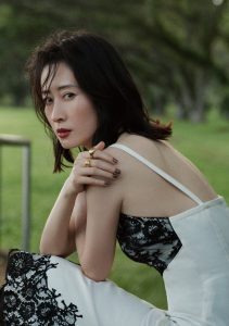 刘敏涛在美景中穿着性感媚眼迷人