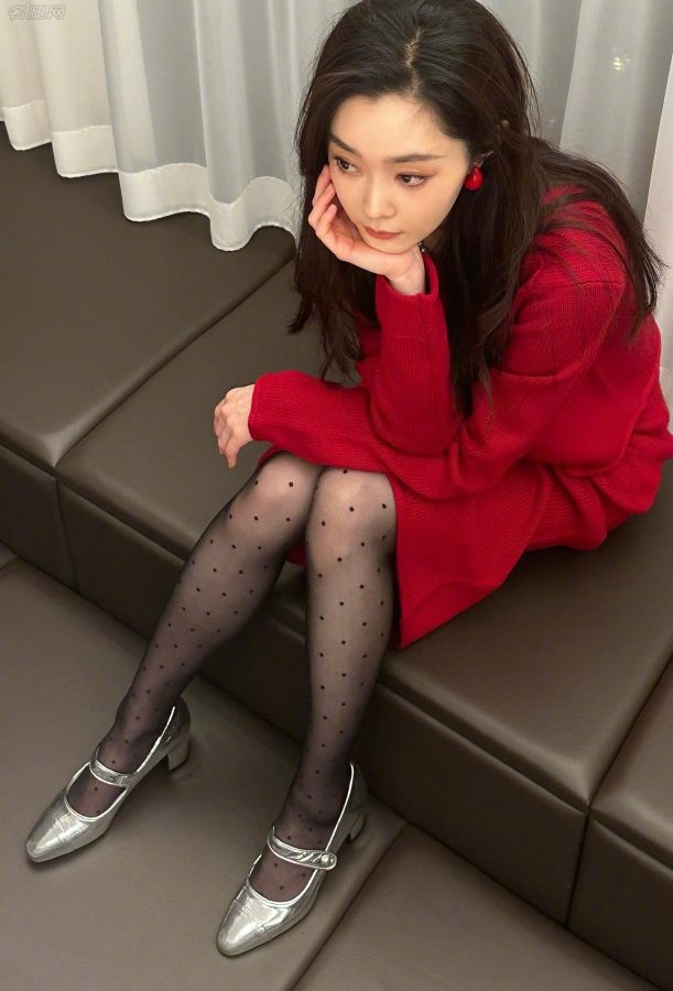 宋轶这次穿的是圆点黑丝(1/4)