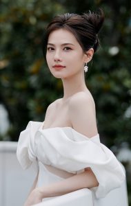 姜珮瑶参加上海电视节穿一袭低胸礼服优雅性感