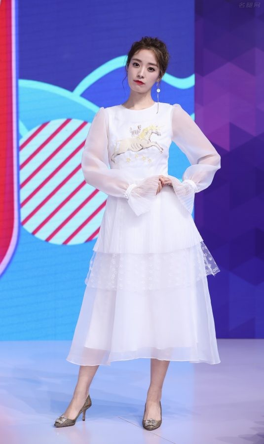 美女主持司雯嘉身穿白裙踩细高跟肌肤白皙(4/6)
