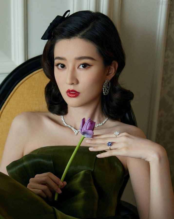 乔欣身穿复古优雅墨绿裙踩红底细高跟参加时尚活动(2/6)