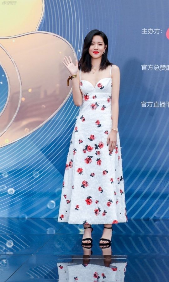 庄达菲身穿低胸吊带花裙手里拎着Prada黑色高跟光脚拍照(9/9)