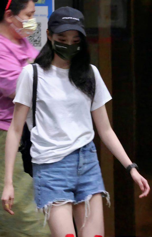 关晓彤穿超短牛仔热裤外出秀大腿(5/5)