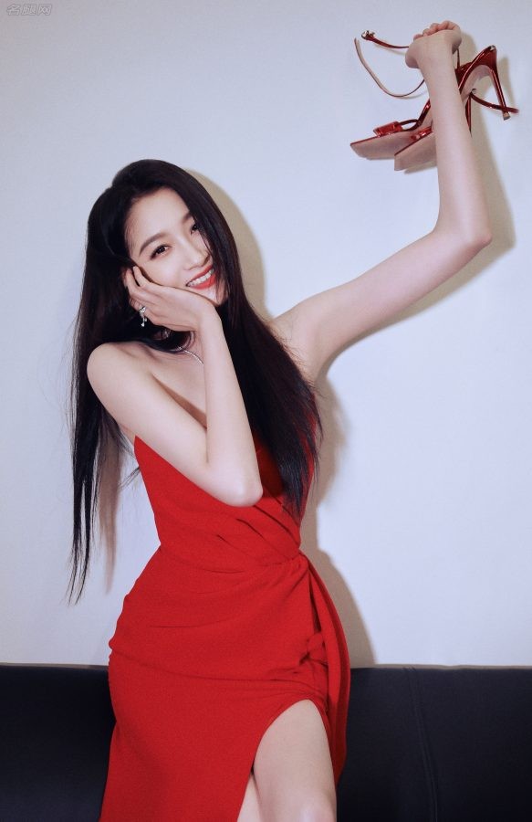 关晓彤穿开叉红裙手里拎着鲜红色的攻速高跟鞋(2/5)