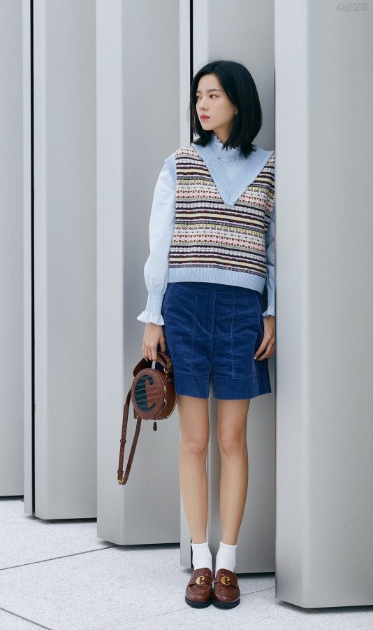 庄达菲纤细少女腿漫步在上海外滩街头(3/8)