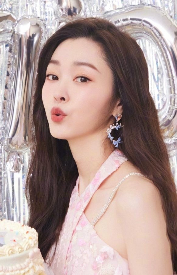 女星宋轶粉裙白腿生日美照(7/7)