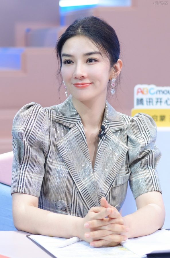 女星黄奕腿穿肉丝踩尖头白高跟录制综艺节目(2/2)
