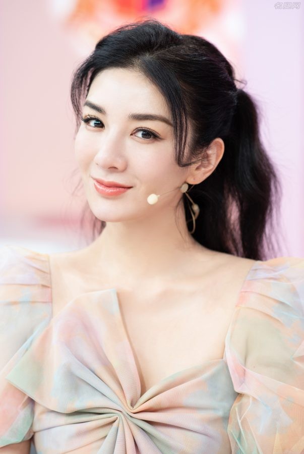 女演员黄奕身穿长裙腿裹肉丝录制《辣妈学院》(4/5)