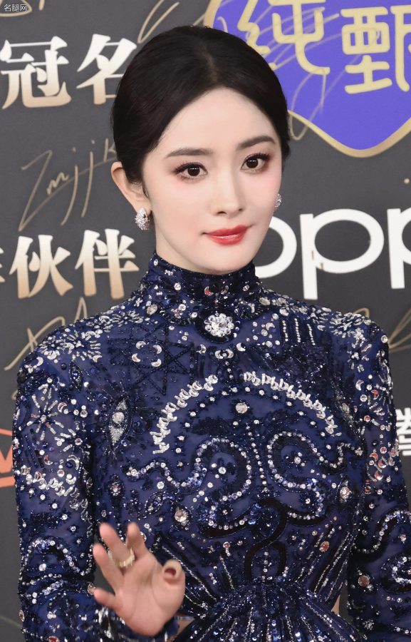 杨幂穿修身星光晚礼服夹腿坐姿绝了(21/24)