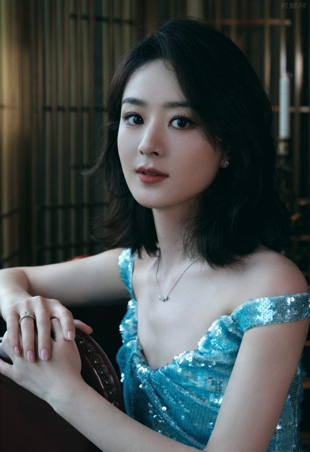 赵丽颖身穿蓝色波光礼服脖颈玉臂身材曲线动人(3/6)