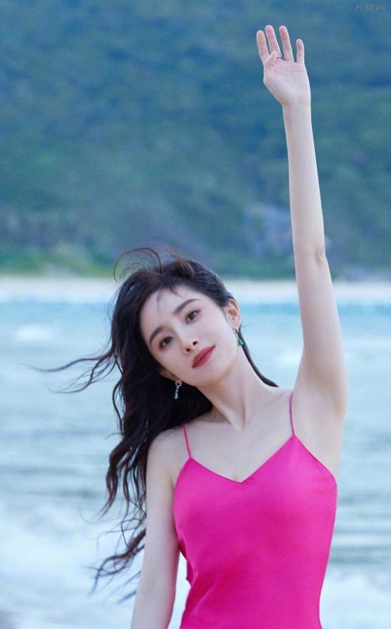 大幂幂杨幂穿吊带裙在海边光脚美照(4/5)