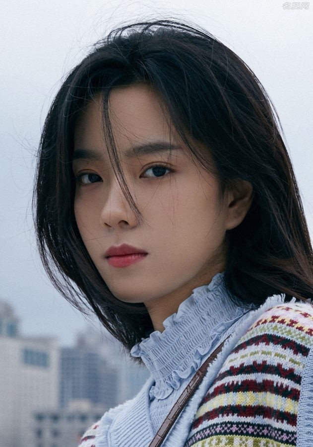 庄达菲纤细少女腿漫步在上海外滩街头(8/8)