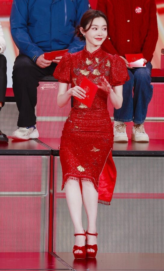宋轶红旗袍红高跟亮相春晚腿白足美(6/10)