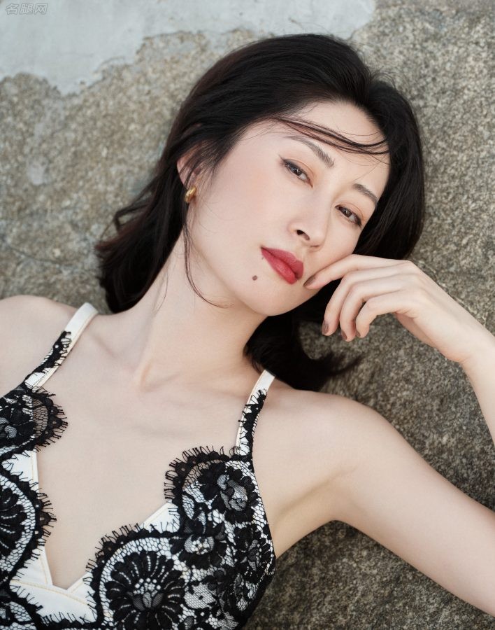 刘敏涛在美景中穿着性感媚眼迷人(6/6)