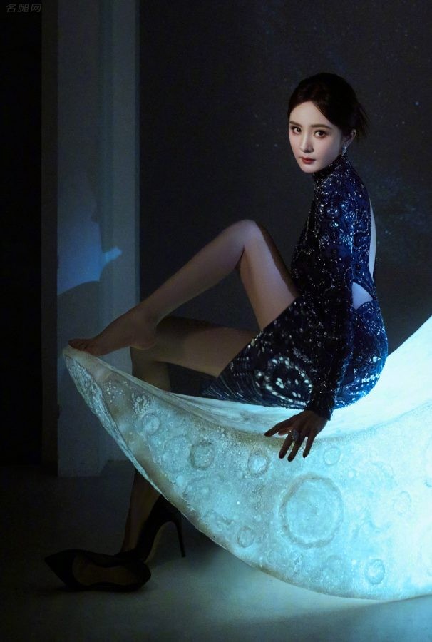 杨幂穿修身星光晚礼服夹腿坐姿绝了（第6张/共24张）