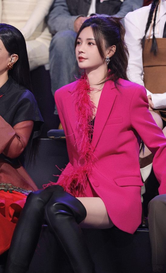 Shen Mengchen showed off her legs in a purple suit and boots in "I Want to Sing with You"(1/5)