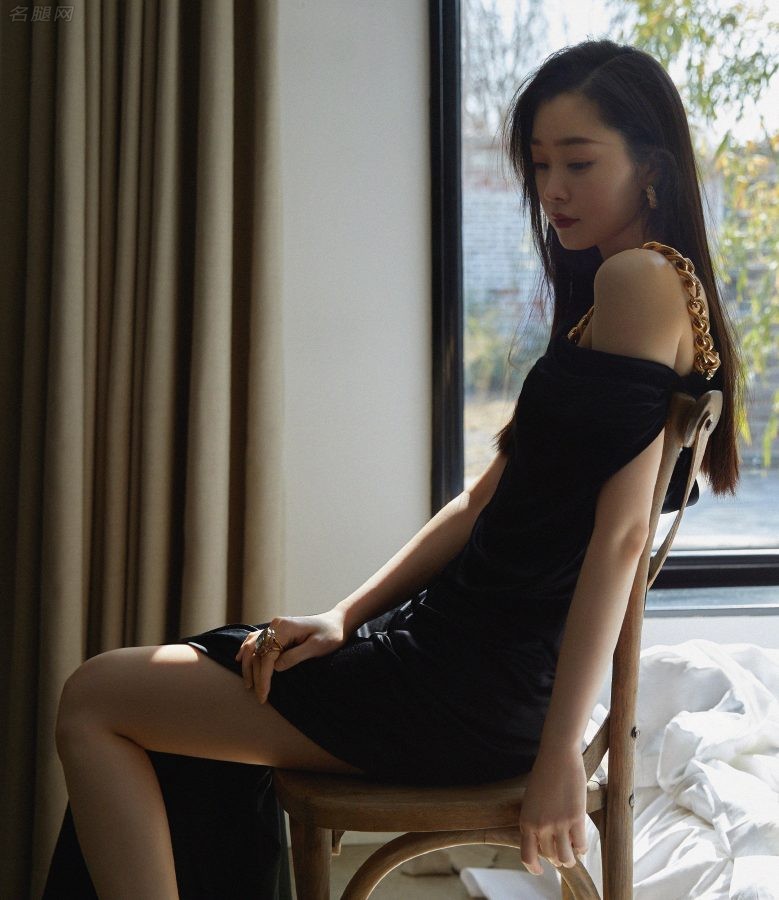 宋轶美腿穿白色长筒棉袜时尚先锋开季封面(7/7)