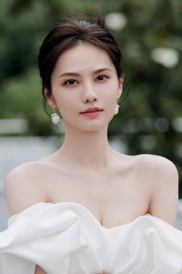 姜珮瑶参加上海电视节穿一袭低胸礼服优雅性感