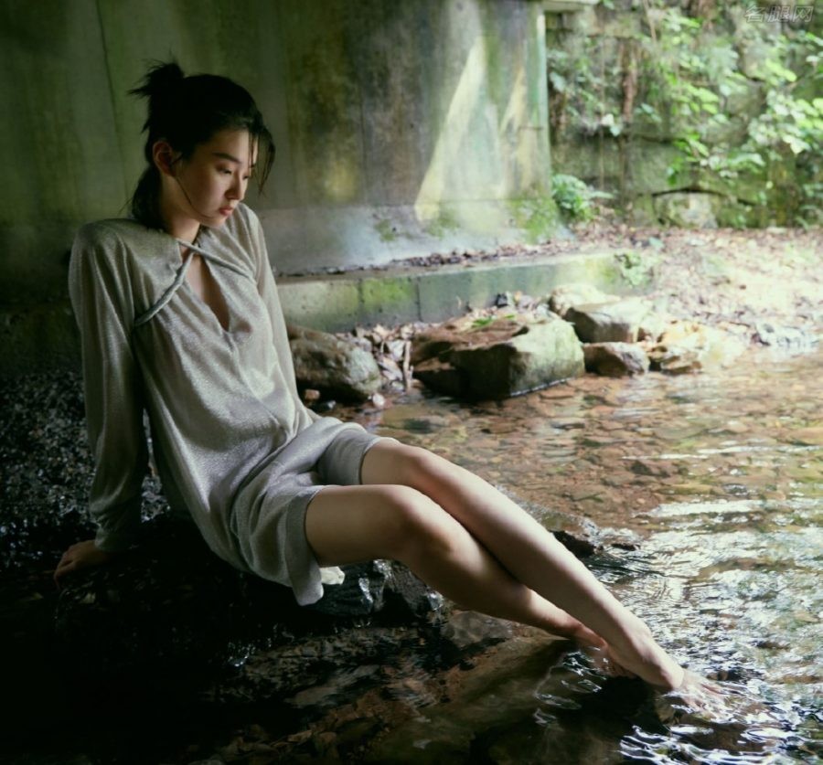 《NYLON尼龙》杂志乔欣玉腿美足山野大片(1/3)