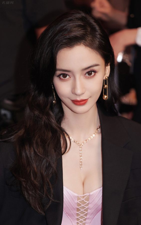 安吉拉大宝贝杨颖穿低胸羽毛裙秀双球出席时尚芭莎年度派对(12/12)