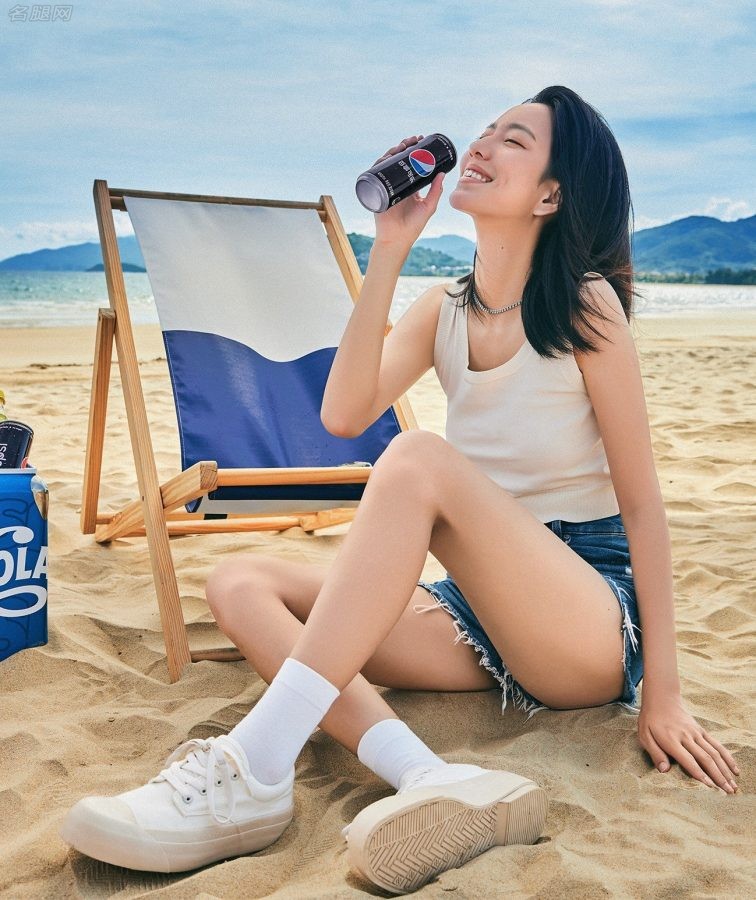 喝冰镇百事可乐的海岛美少女庄达菲大腿曲线圆润光滑(1/4)