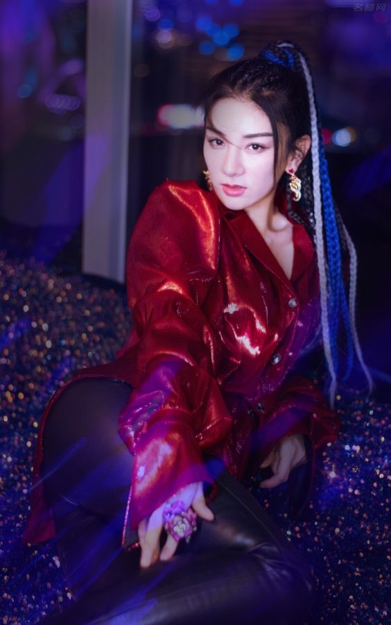黄奕腿穿长靴红裙热烈飒酷登场(4/7)
