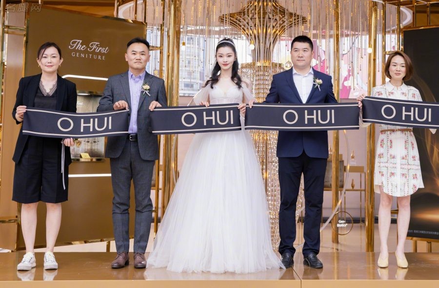 宋轶身穿吊带薄纱裙出席化妆品品牌线下活动美丽撩人(9/9)