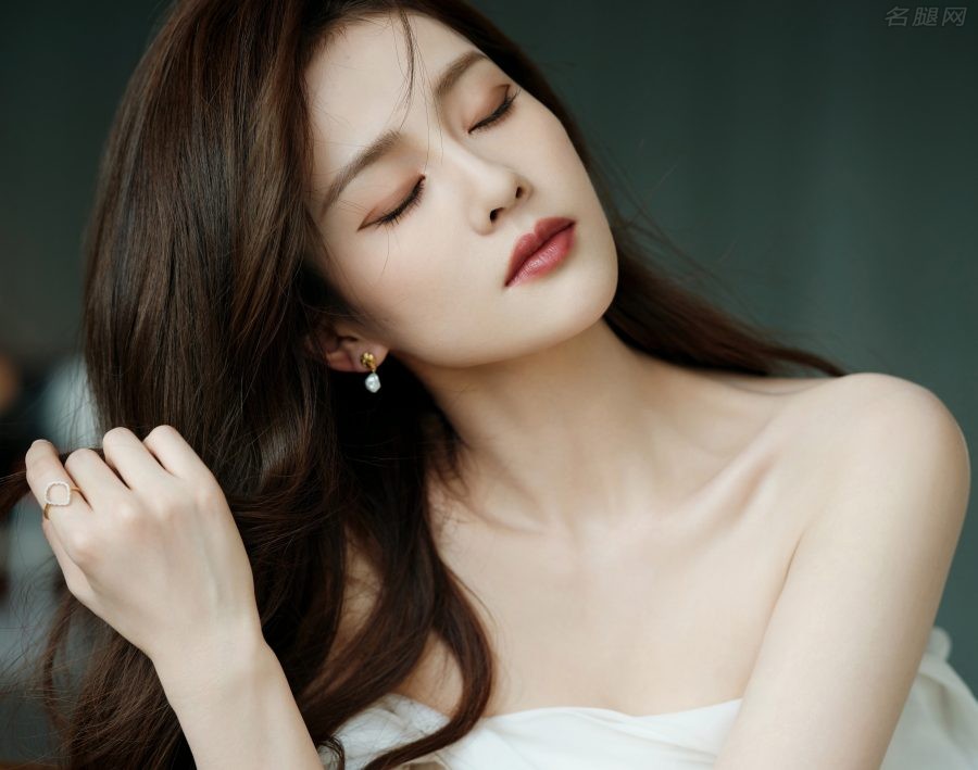 Actress Bai Lu wears an elegant white evening dress, her feet are on a waterproof platform, and she has a pure and elegant temperament.(3/5)
