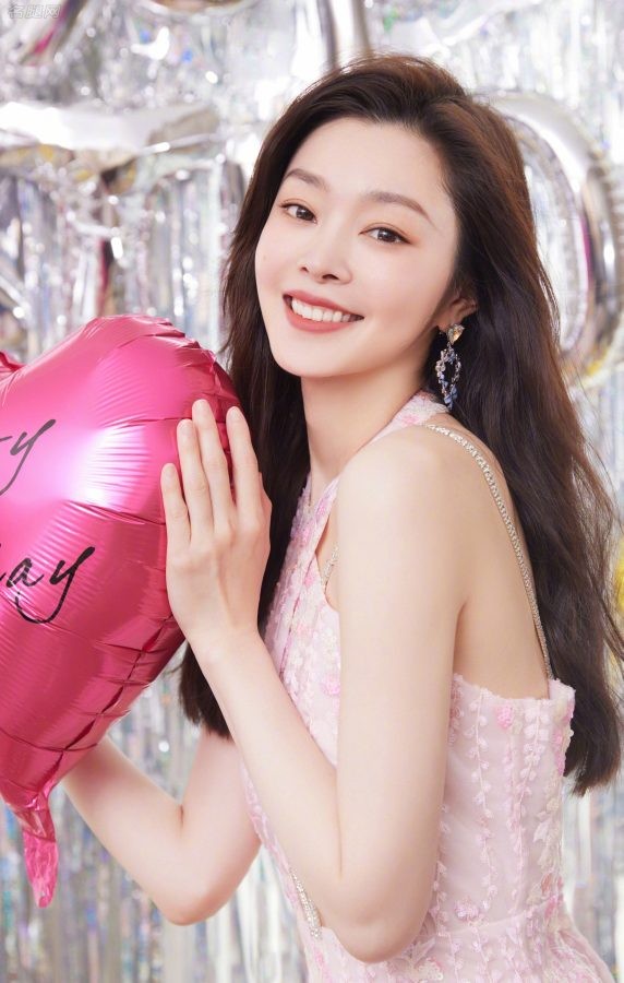女星宋轶粉裙白腿生日美照(3/7)