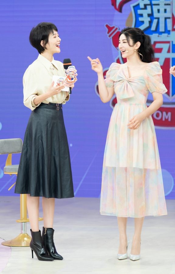 女演员黄奕身穿长裙腿裹肉丝录制《辣妈学院》(3/5)