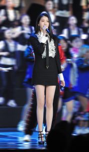 金熊猫盛典关晓彤做为颁奖嘉宾登台两条大长腿吸引全场目光