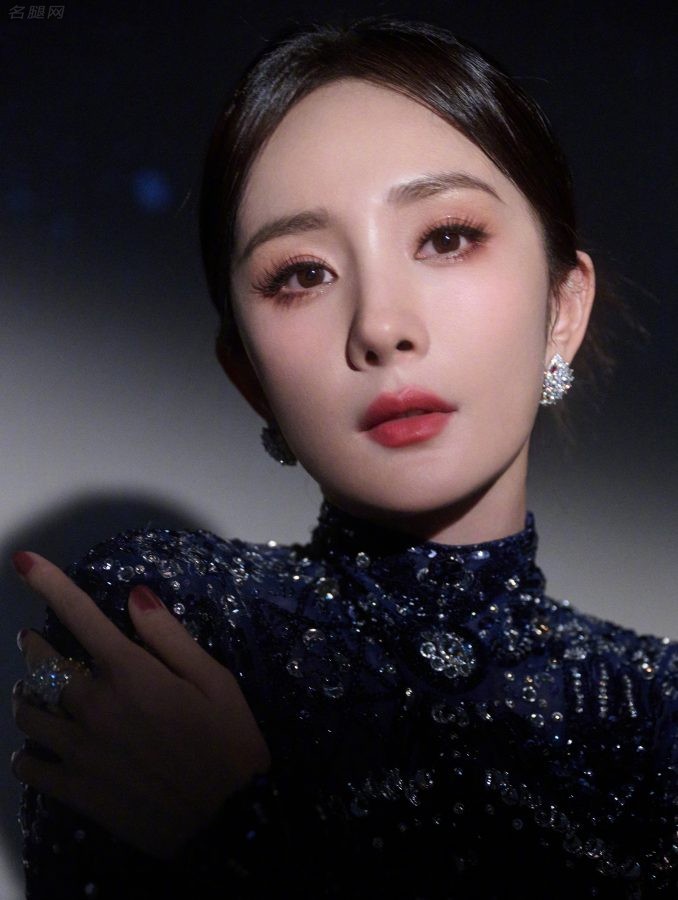 杨幂穿修身星光晚礼服夹腿坐姿绝了(8/24)