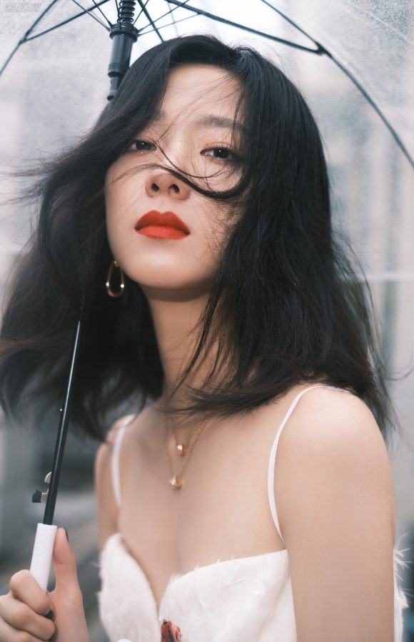 庄达菲身穿低胸吊带花裙手里拎着Prada黑色高跟光脚拍照(8/9)