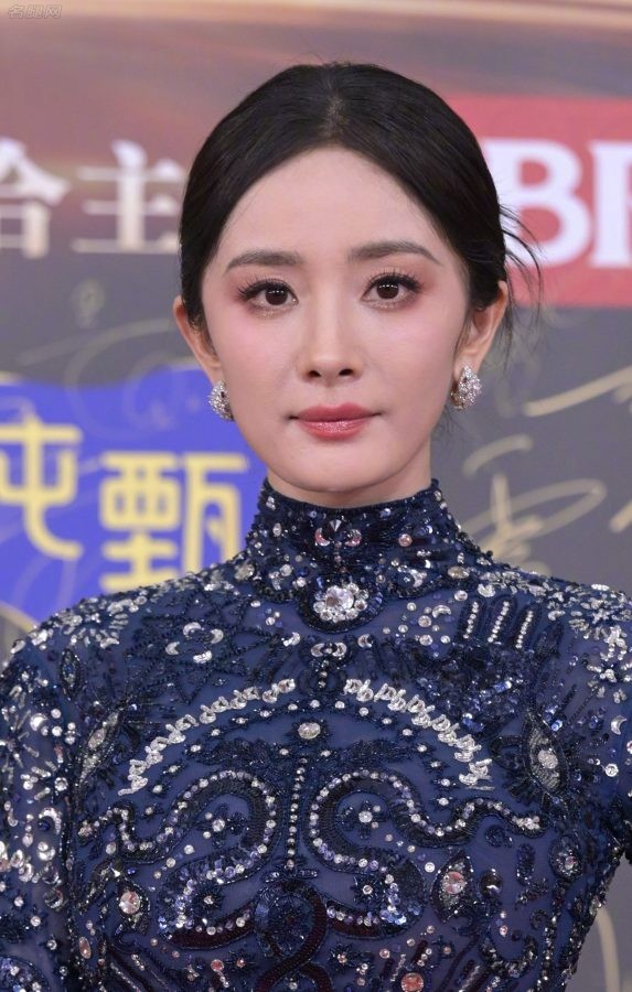 杨幂穿修身星光晚礼服夹腿坐姿绝了(13/24)