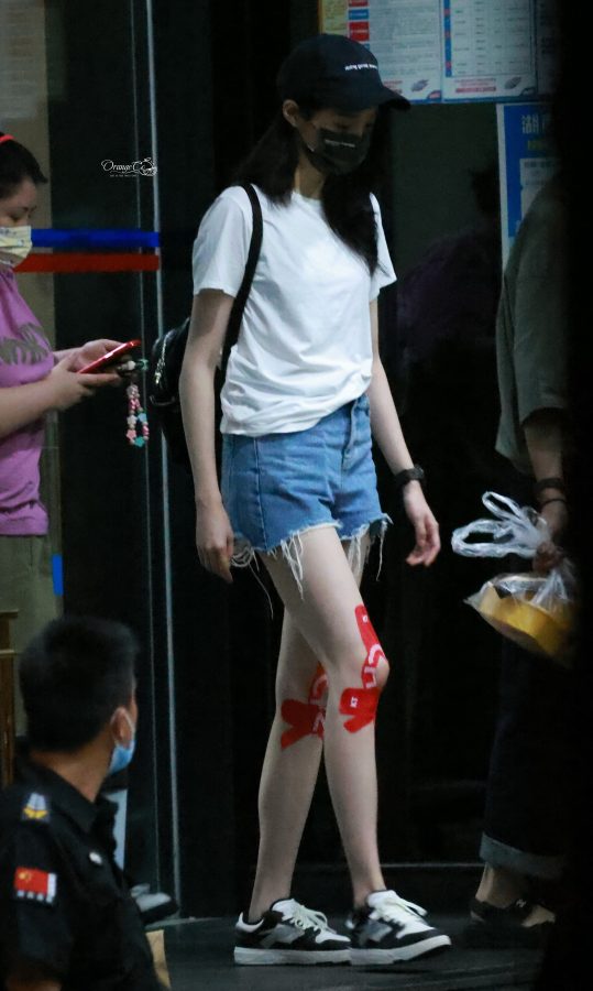 关晓彤穿超短牛仔热裤外出秀大腿(6/6)