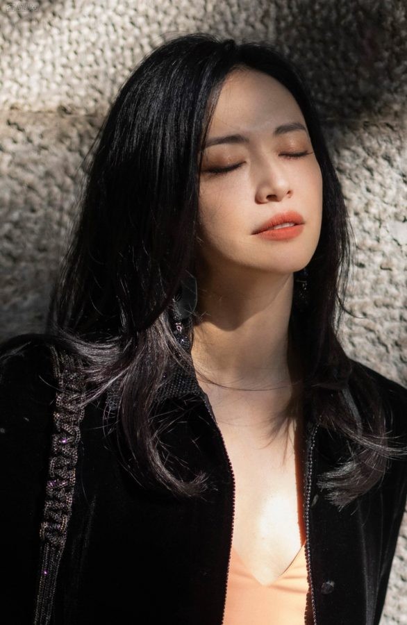姚晨穿低胸装踩高跟参加米兰时装周现场看秀(7/16)