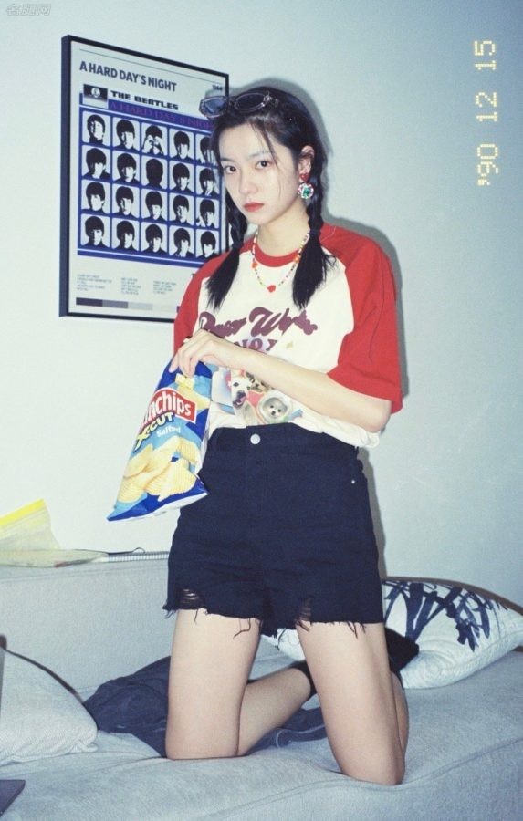 庄达菲90年代怀旧胶卷风格白美腿照(2/5)