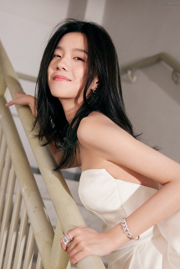 庄达菲穿高开叉白裙踩Roger Vivier高跟鞋秀美腿(6/7)