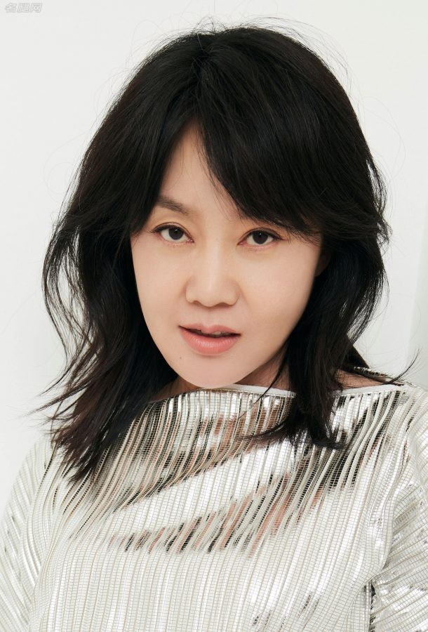 同福客栈老板娘闫妮脚踩白色细高跟拍摄大片散发迷人魅力(2/4)