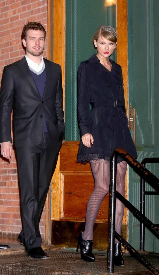 Taylor Swift长腿穿丝袜高跟和弟弟逛街(3/15)