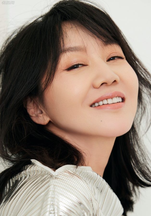 同福客栈老板娘闫妮脚踩白色细高跟拍摄大片散发迷人魅力(4/4)