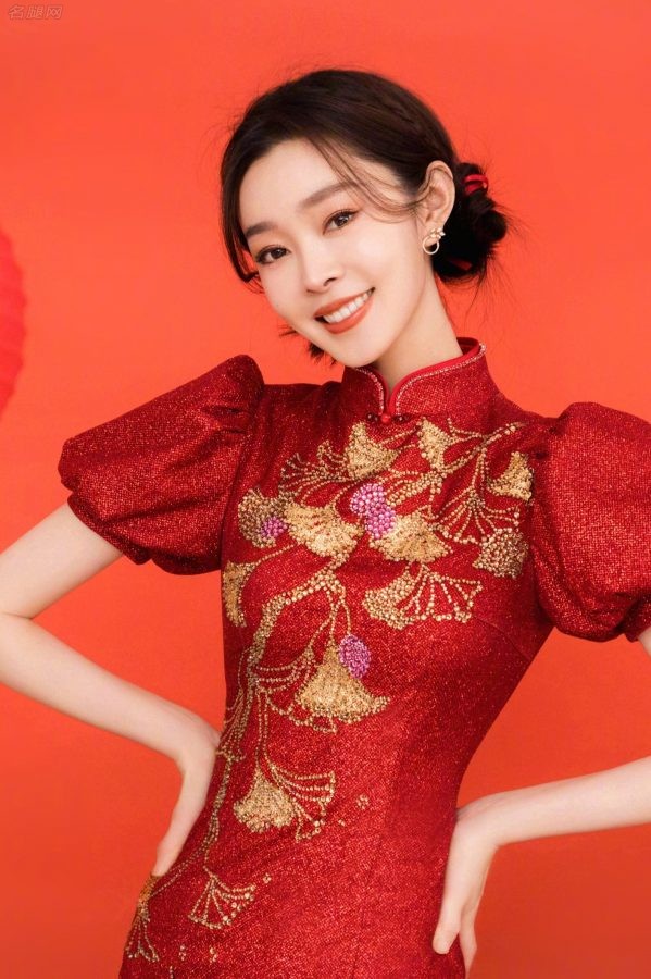 宋轶红旗袍红高跟亮相春晚腿白足美(3/10)