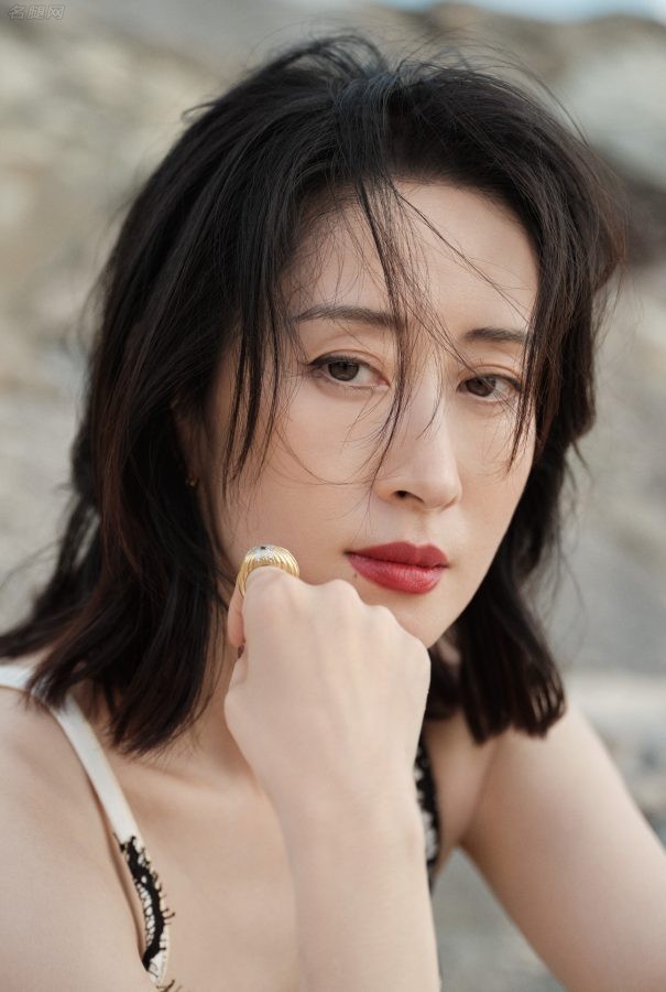 刘敏涛在美景中穿着性感媚眼迷人(5/6)