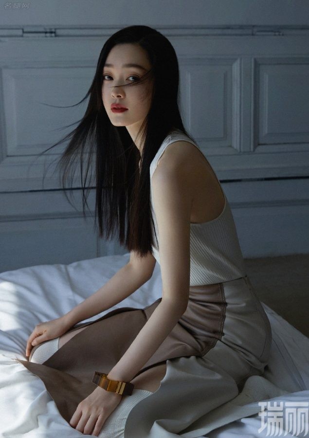 宋轶美腿穿白色长筒棉袜时尚先锋开季封面(5/7)