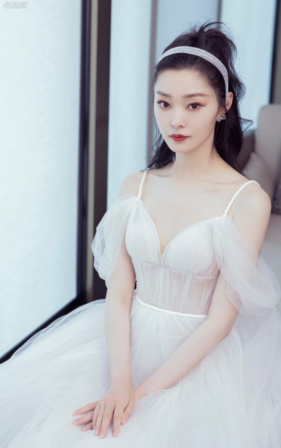 宋轶身穿吊带薄纱裙出席化妆品品牌线下活动美丽撩人(4/9)