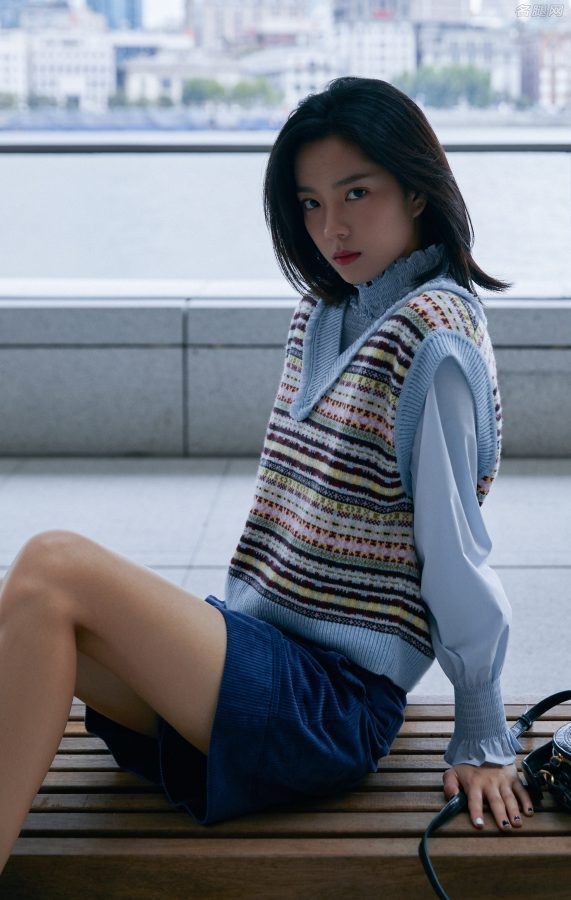 庄达菲纤细少女腿漫步在上海外滩街头(7/8)