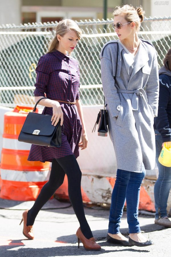 美国女歌手Taylor Swift细长腿穿黑袜街拍照(15/28)