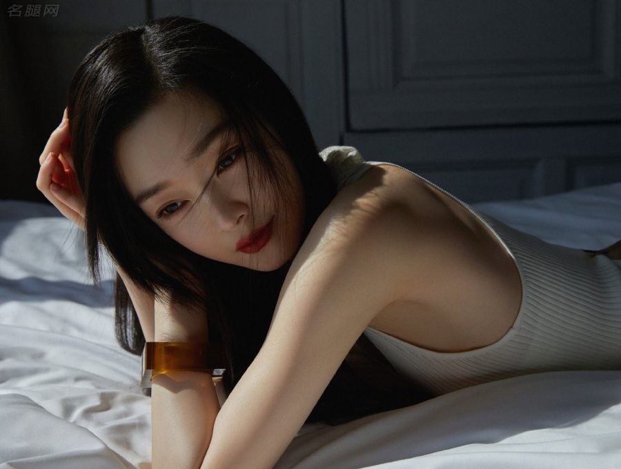 宋轶美腿穿白色长筒棉袜时尚先锋开季封面(4/7)