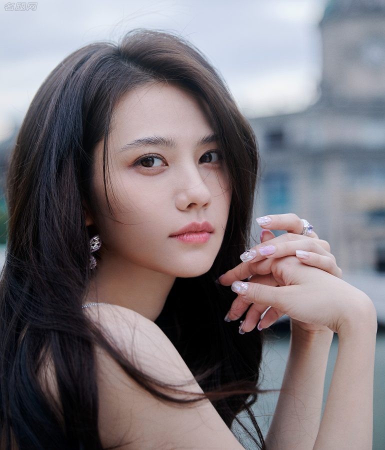 Jiang Peiyao wears purple sandals and high heels with an elegant and brilliant look(3/8)